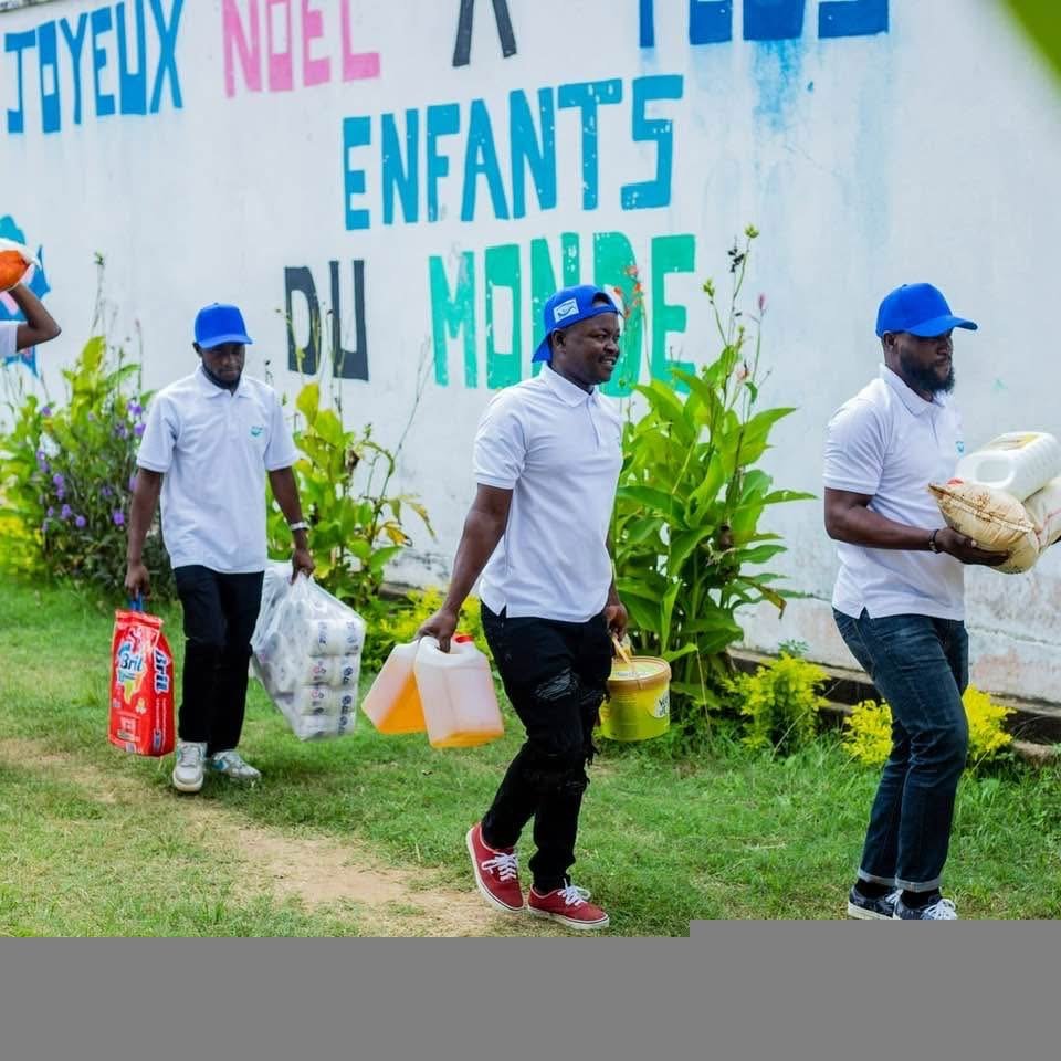 Don à l'orphelinat de Mfou